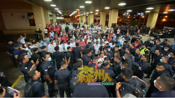 亚沙国会选区计票中心出现骚动，警方调派大批警员到场维持秩序。