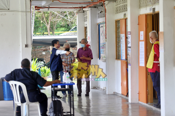 从吉隆坡专程到芙蓉投票的叶国宝（右）在妻姨的陪同下，于最后5分钟到场。