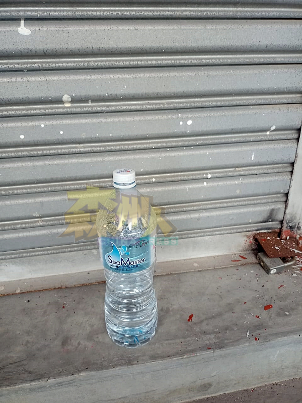 现场发现疑是窃贼饮用后直接丢弃的矿泉水空瓶。