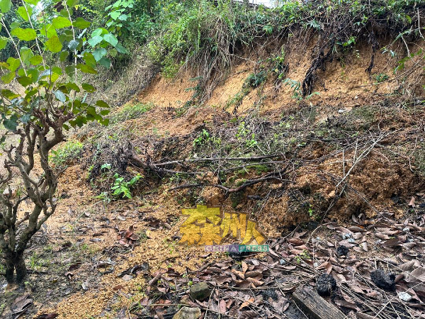 丹纳班积新村高山处，发生土崩。