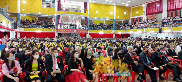 阔别两年后，芙中402名高三毕业生与家长出席隆重毕业典礼。