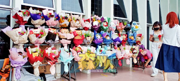配合高三毕业典礼，芙中礼堂外售卖的熊娃娃花束倍受欢迎。