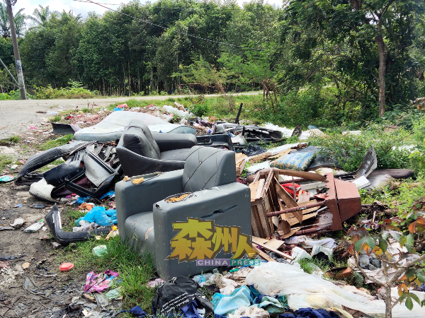 空地已成为不明人士乱丢垃圾的地方，影响卫生和环境。