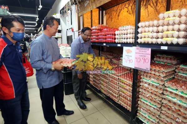 威拉班（右）检查林茂家家购物中心的鸡蛋供应是否充足，并促请民众不要恐慌性购买，市场上鸡蛋供应充足，左2为慕哈末扎希尔。
