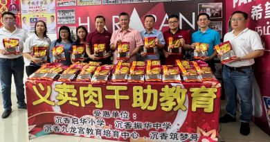 义卖肉干助教育 吴金财为4单位筹8万