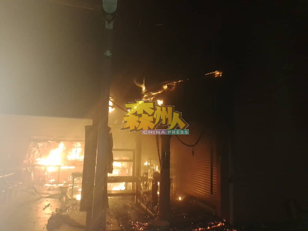 淡边高岛肯东美食中心5个摊位凌晨无故失火，摊位全被烧毁。