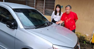 十四楼高空抛物 轿车大镜被砸毁