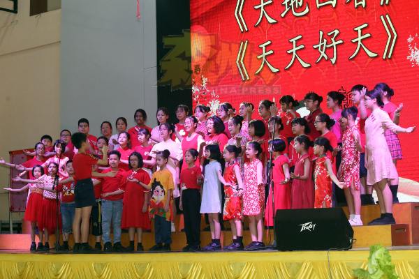 加拉宾华小学生穿上红彤彤的服装，呈献新年歌，非常喜庆。