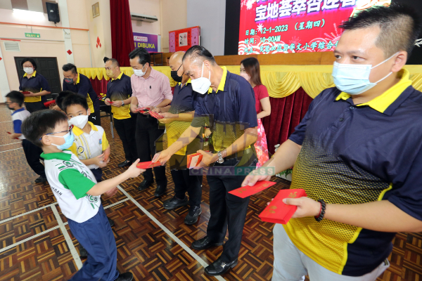 学生们开心地排队领取红包；右起是温志勇、黄国强、吴天涛、谢琪清及廖泽伟。