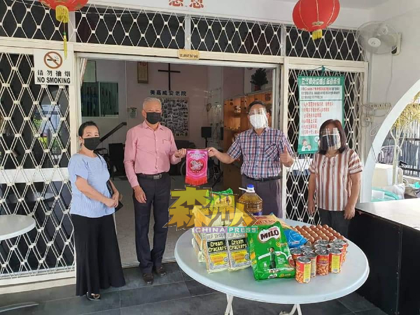 刘西堂夫妇在接待善心人士送来物资时，都戴上口罩及面罩，做好防疫措施。
