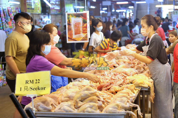 市民选购肉鸡，以便在新年期间烹煮，作为桌上佳肴之一。