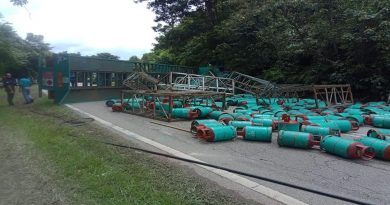拖格罗厘失控翻覆 液化石油气桶滚落路中