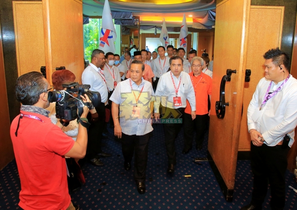 陆兆福（右2）偕同希盟森州领袖阿米努丁（左2）、MK依布拉欣出席森美兰民主行动党第21届常年代表大会。 