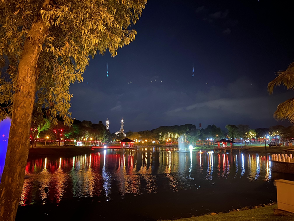 芙蓉新城城市公园犹如不眠之城，在夜晚呈现着另一种美。