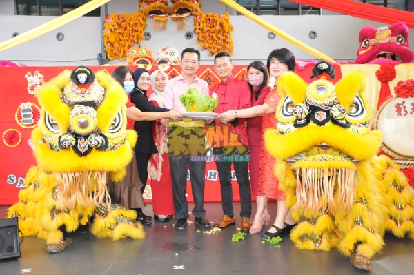 舞狮采青后，一行嘉宾们一同接领吉祥品；右起为颜淑霞、刘秀美、甘信荣及谢琪清。
