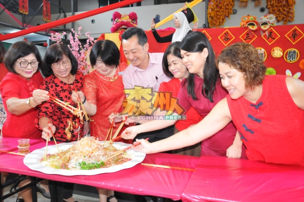 众嘉宾一同捞生欢庆新年，左3起是颜淑霞、谢琪清、温文凤及刘秀美。