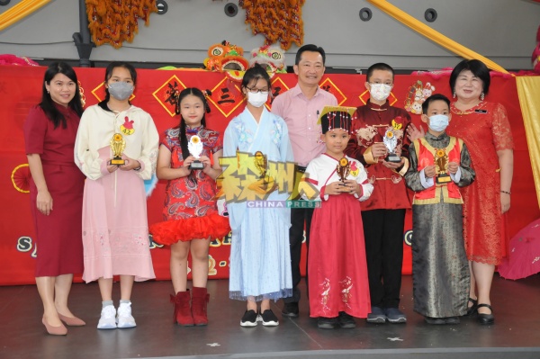 在中装比赛中，脱颖而出的学生获颁奖牌；左是刘秀美，左5是谢琪清及右是颜淑霞。
