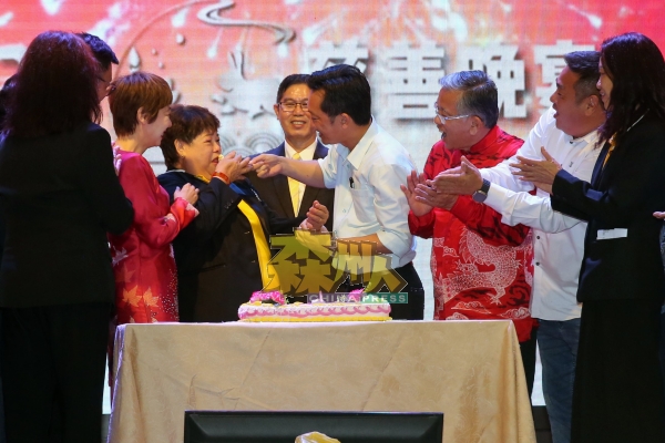谢琪清（右4）喂2月生日的刘美妘（左4）吃蛋糕，右2起刘吉祥、周世扬，左3是陈丽群。 