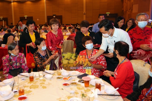 谢琪清（右2）偕同众嘉宾一起派红包给弱势群体，站左2起陈丽群、刘美妘，右站者为周世扬。