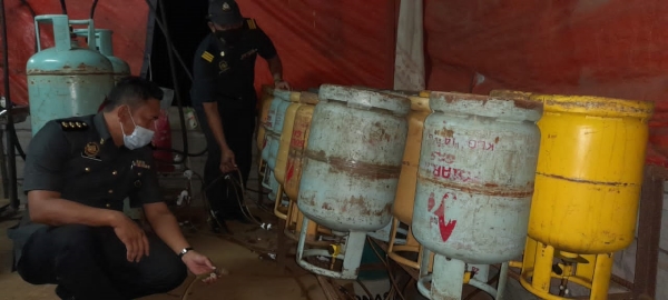 执法人员在现场发现近200个不同大小的液化石油气桶。