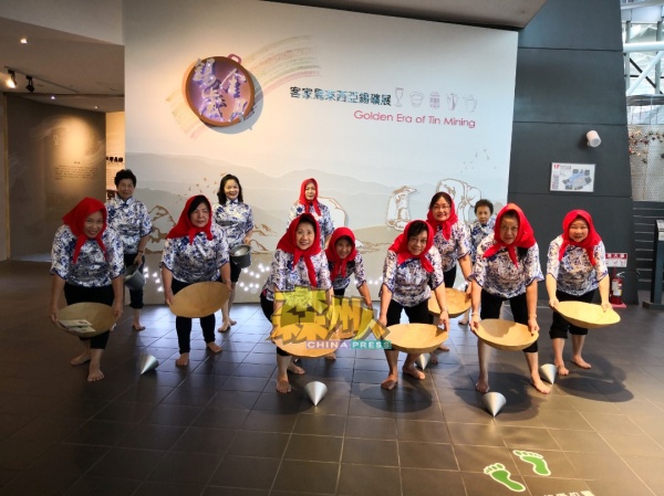 雪隆惠州会馆客家山歌团呈献琉琅女之歌。