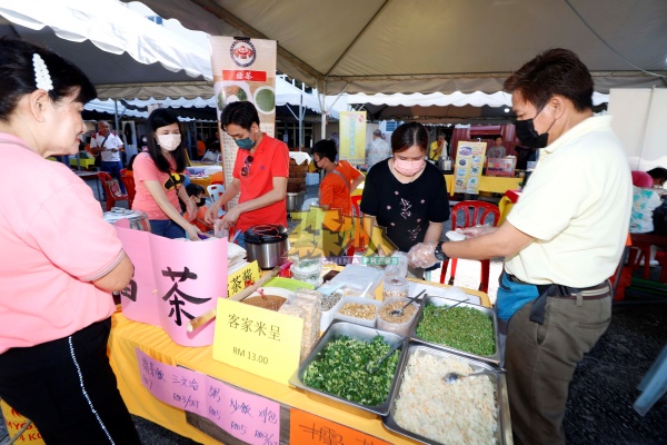 客家文化市集内售卖令人垂涎欲滴的客家美食，如擂茶、米呈等。
