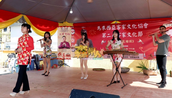 来自台湾新竹的红如乐团呈献精彩的表演。