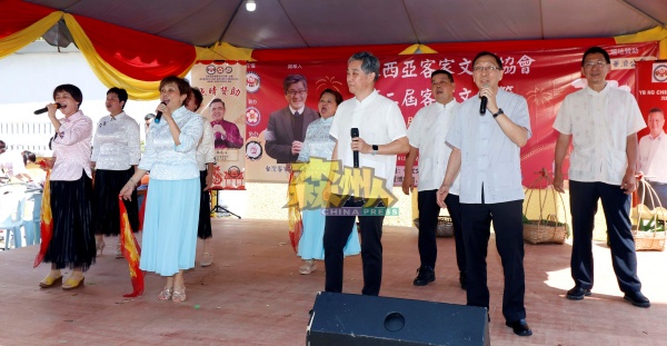新加坡武吉班让客属公会呈献客家歌曲表演，引起在场客家乡亲共鸣。