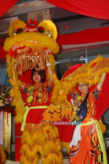 叶宝颐（左）是目前马口紫康阁醒狮团唯一的女团员，而赖玟锋是该团最年轻的团员。