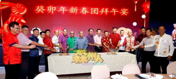 马来西亚谢氏总会的理事齐聚在森州出席癸卯年新春团拜午宴，大家一起捞生。