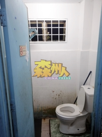 食肆的厕所卫生，也是执法员重点监督的一环，环境肮脏的厕所容易滋生和传播细菌。