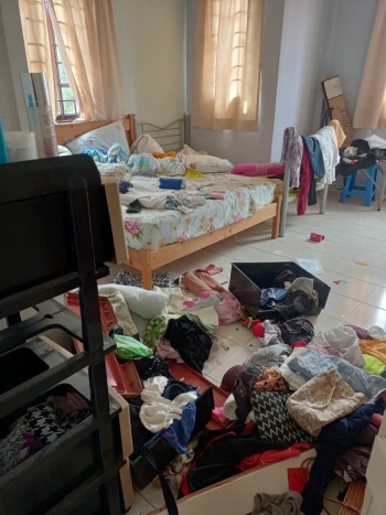 Arowana Indah花园遇劫住家卧房被匪徒搜得乱七八糟，衣物全撒在地。