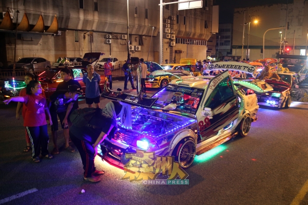 经灯饰及音响装饰的车辆车展，吸引大批民众围观。