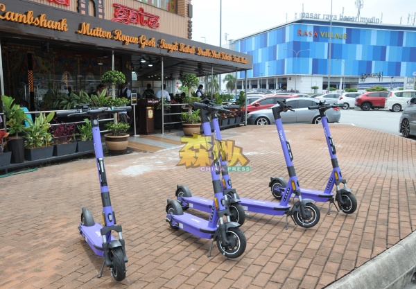 芙蓉新城各商业区处处可见到电动踏板车的踪影。