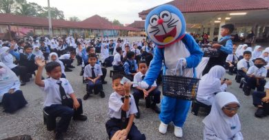 这个开学日好开心 妈妈变身哆啦A梦陪孩子去上学 　