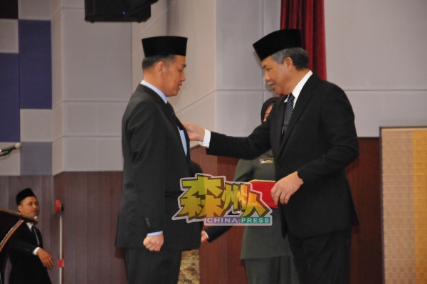 莫哈末哈山（右）下放颁发权力予武装部队三军，以加速颁发“马来西亚英勇勋章”。