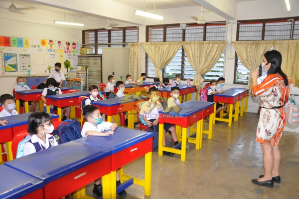 开课第一天，老师为新生简介学校日常运作。