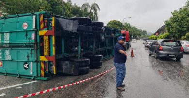 雨天路滑惹祸 拖格罗厘U转失控翻覆