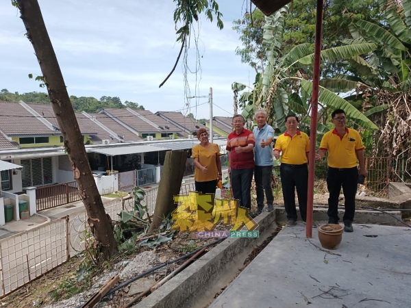 玛丽约瑟芬（左起）、周世扬、黄振菖、萧富汶和黄申龙对当局于周六派员前来砍伐枯树表示赞扬。