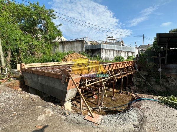 朱区新村及峇卡巴都新村交界处一直都是水灾黑区，水利灌溉局耗100万令吉拨款治水，工程预计在数个月后竣工。