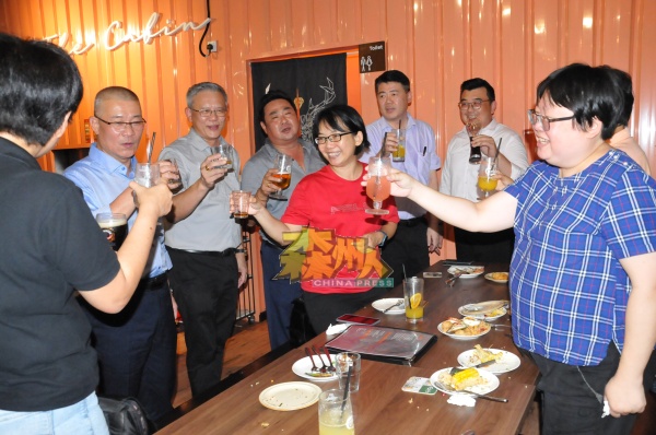 吕海庭（左2起）、赖振光、刘吉祥与媒体记者一起把酒言欢，右起为陈革锭、刘永达及蔡荣川。