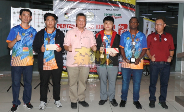 非华裔公开组成绩揭晓，吴金财（左3）颁发给得奖者，左4为该组冠军佐佐木雄希。