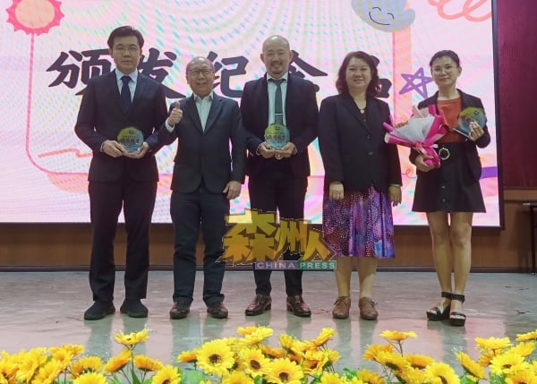 校方颁赠感谢牌匾予潘耀南（左）、沈文旺（中）及张美美（右），感激他们多年来为学校的付出，右2起为李宛玲及张庆生