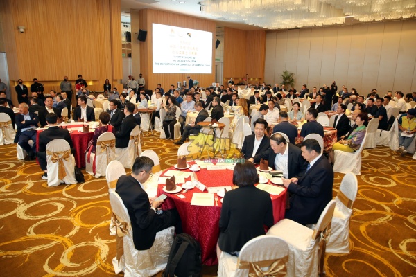 中国广西经贸代表团与森州企业家一起聆听莫哈末拉菲依针对大马宏愿谷2.0的发展汇报。