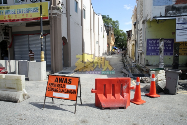 如火如荼施工中的提升后巷排水沟工程，碍于种种因素，竣工期不得不由5月8日延后至7月8日。