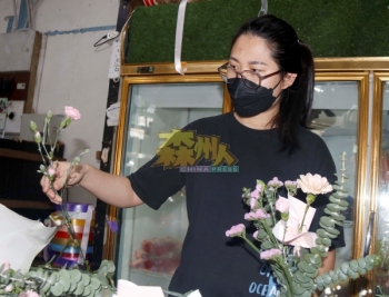 吴淑敏以两种不同颜色的康乃馨，搭配出母亲节花束。