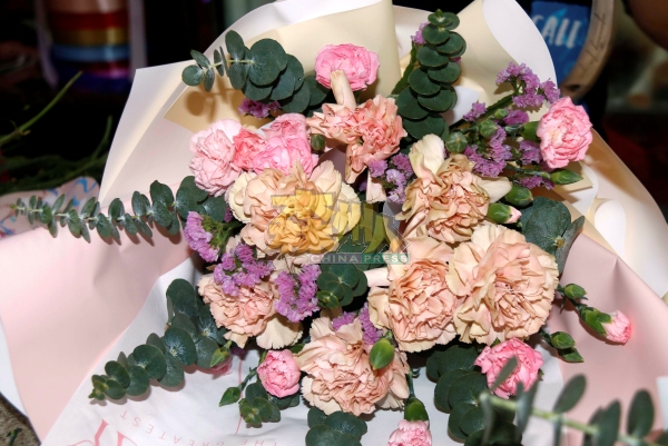 康乃馨花束是母亲节最受欢迎及畅销的花束。