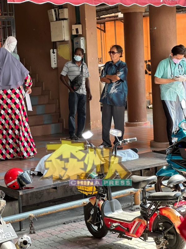 年迈巫裔老翁无故倒毙淡边广场商店前走廊。