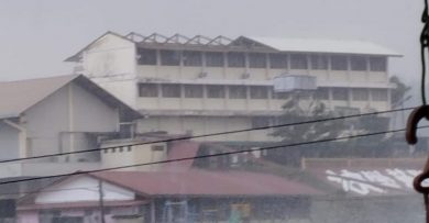 狂风暴雨袭群英华小 屋顶被掀 天花板被击穿