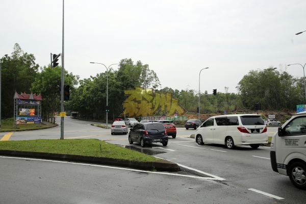 芙蓉新城路段通往土地局或法庭的十字路口的红绿灯失灵，无法操作。